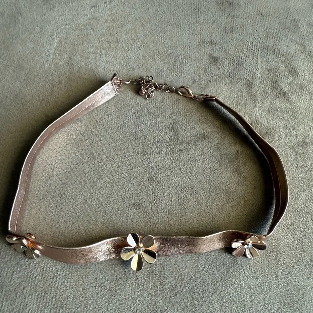 Metallic Flower Choker Necklace
